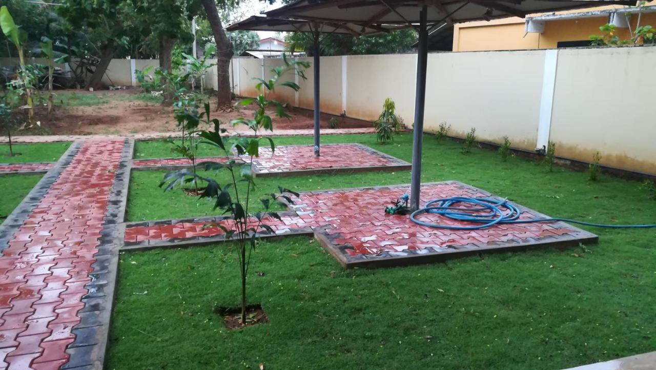 Dayanithi Guest House Jaffna Exterior foto